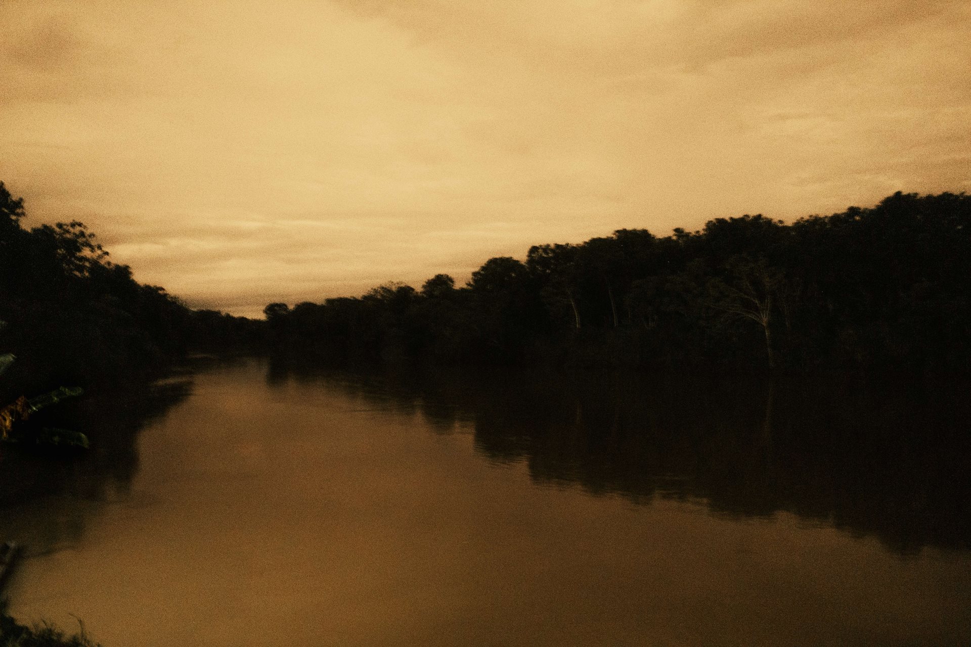 The Emberá Dobida community of Puerto Antioquia can be reached by boat via the Bojayá River. This community has 141 inhabitants: 31 men, 27 women, and 83 children. On 7 April 2023, Yadira Birry (16) took her own life. It was the first suicide recorded in this community. That night, there were three more suicide attempts. Chocó, Colombia.